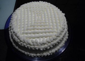Kremasta torta sa filom od plazma keksa