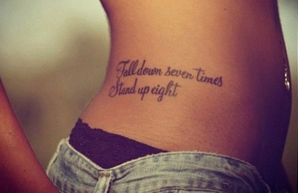 slova tetovaze na boku