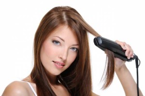 Koliko je pegla za kosu štetna i kako je koristiti da manje šteti