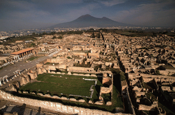 Vulkanska erupcija u Pompeji je jedna od najpoznatijih katastrofa u istoriji. Pompeja je danas poznata turistička destinacija.