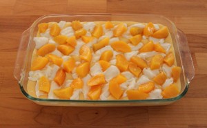 Letnji voćni kolač sa breskvama i pudingom