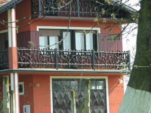 Drvene ograde za terase i balkone – prednosti ograde od drveta i ideje u slikama