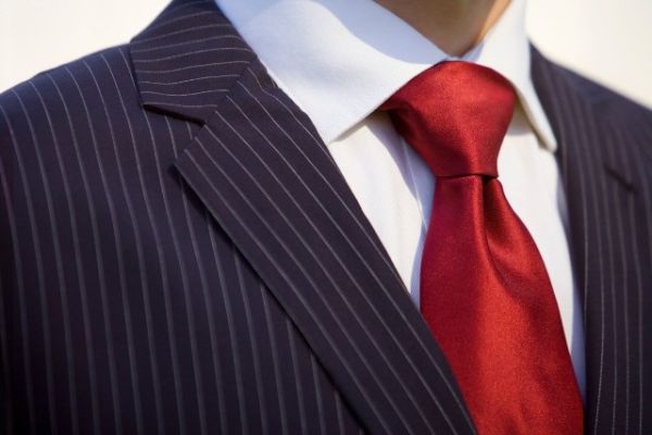 Bela košulja i crvena ili crna kravata su čista klasika. Možete eksperimentisati i sa šarenijim kravatama.